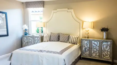 Muebles con patas visibles y colores claros en salón pequeño bien organizado