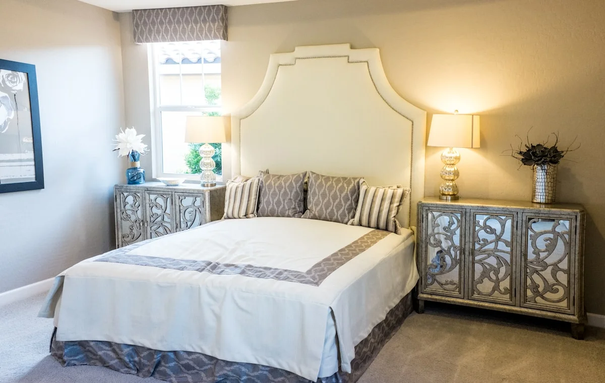 Muebles con patas visibles y colores claros en salón pequeño bien organizado