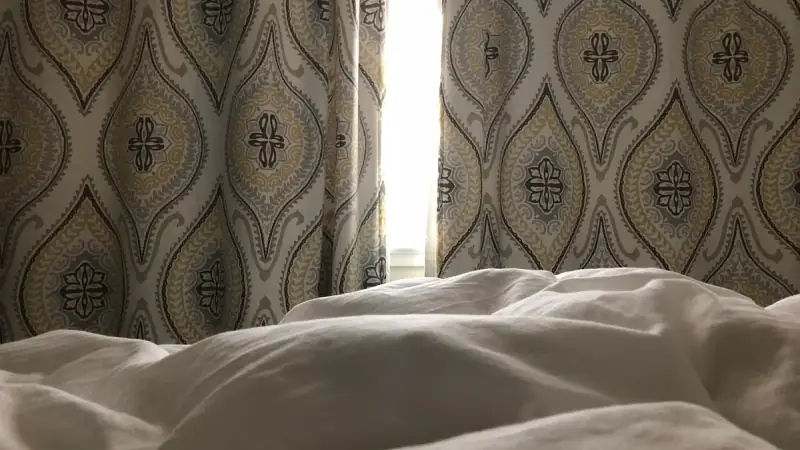 Salón pequeño con estores blancos translúcidos que dejan pasar la luz
