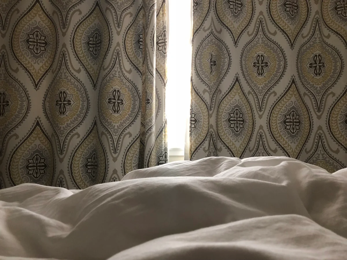 Salón pequeño con estores blancos translúcidos que dejan pasar la luz
