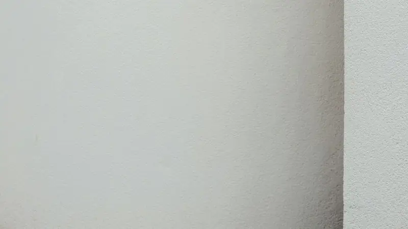 Salón pintado en tonos pastel suaves que amplían el espacio
