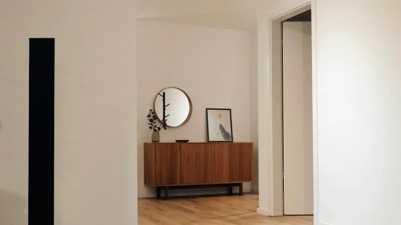 Cocina con suelo cubierto por una elegante alfombra vinílica de patrón geométrico