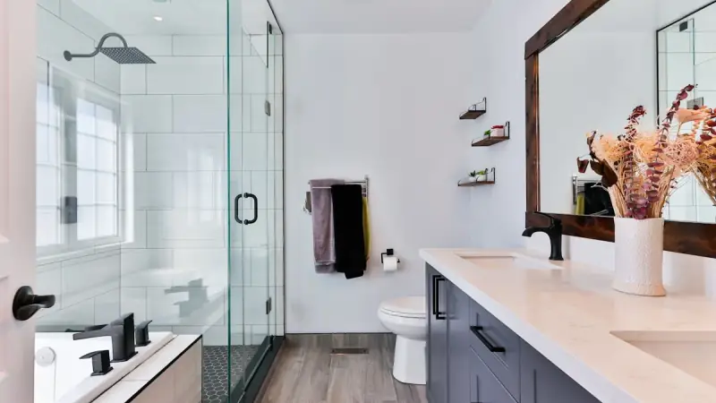 Cocina organizada con soluciones inteligentes de esquina estilo escandinavo funcional