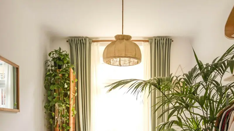 Dormitorio sereno con plantas colgantes sobre la cama