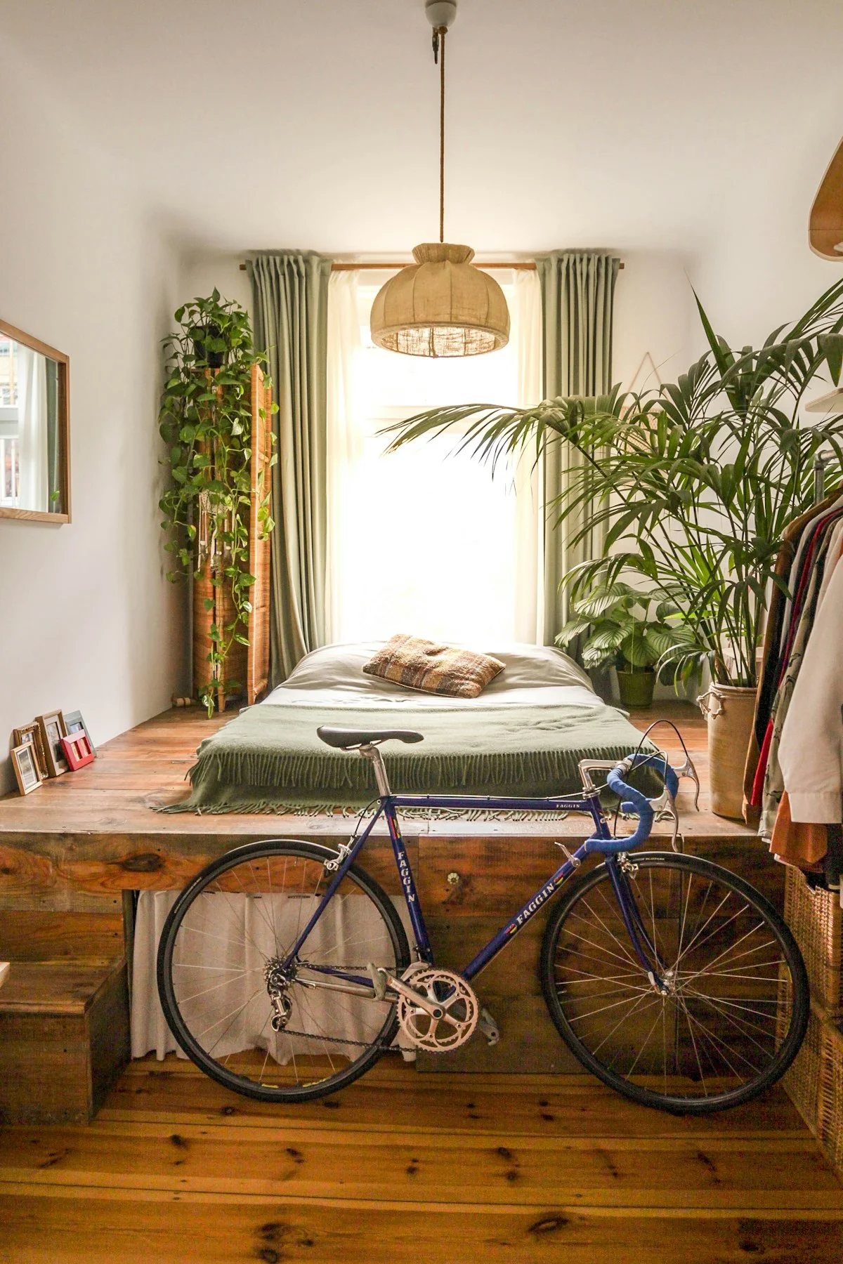 Dormitorio sereno con plantas colgantes sobre la cama