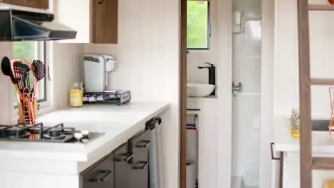 Cocina pequeña con electrodomésticos compactos integrados