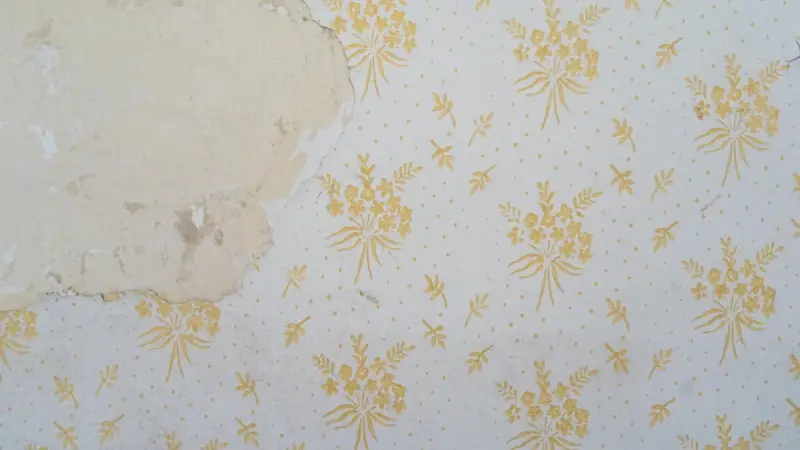 Instalación de papel pintado removible en un dormitorio