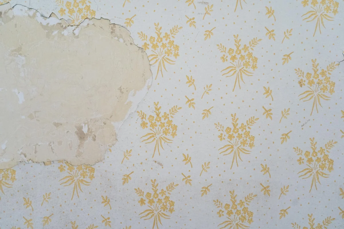 Instalación de papel pintado removible en un dormitorio