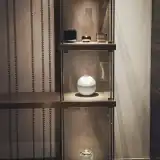 Estantería minimalista con pocos pero seleccionados objetos decorativos