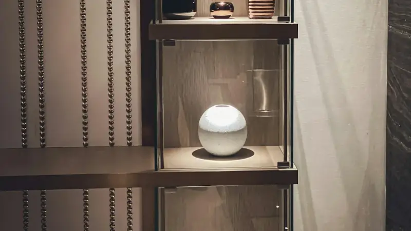 Estantería minimalista con pocos pero seleccionados objetos decorativos