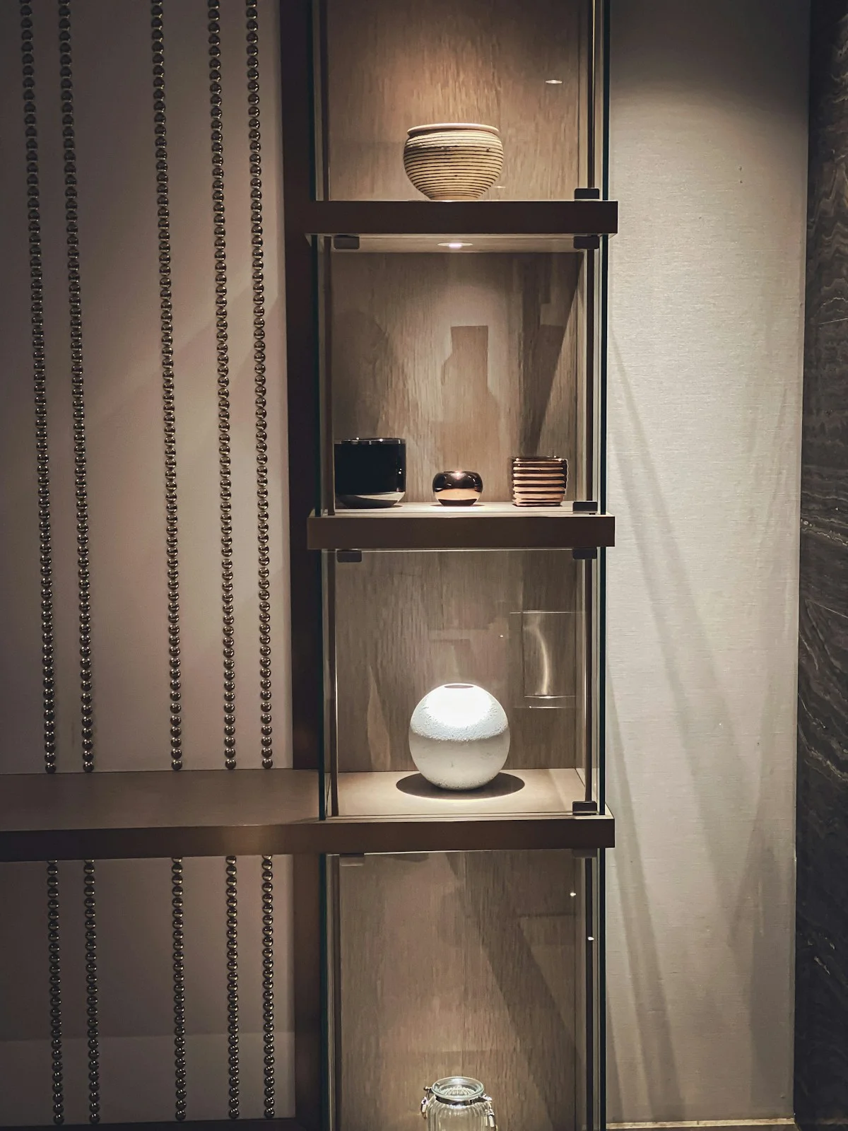 Estantería minimalista con pocos pero seleccionados objetos decorativos