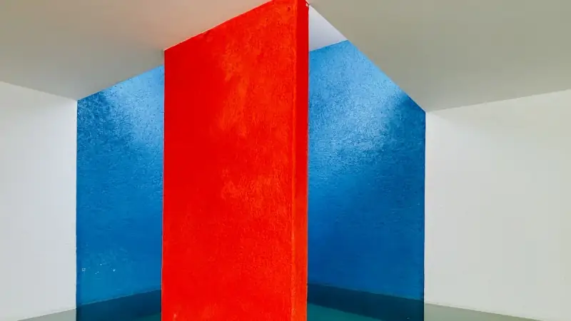 Pared con papel pintado geométrico en tonos claros ampliando visualmente el espacio