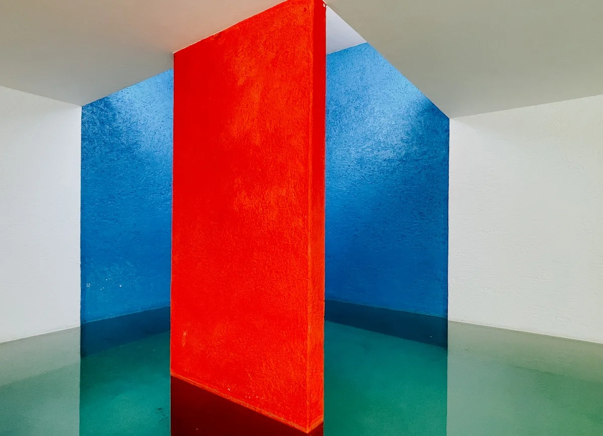 Pared con papel pintado geométrico en tonos claros ampliando visualmente el espacio
