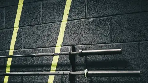 Pared de cocina con barra metálica y ganchos sosteniendo utensilios