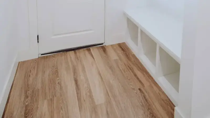 Pasillo estrecho con zapatero de poco fondo y espejos para dar amplitud